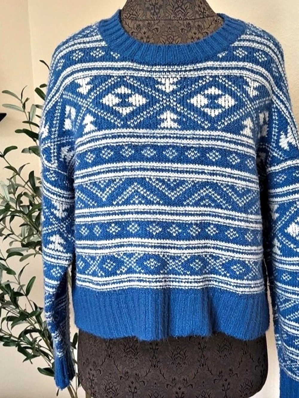 American Eagle Geometric Knit Sweater in Blue & White Size Small